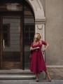 Sukienka rozkloszowana z paskiem - bordo