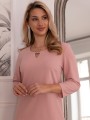 Elegancka Prosta SUKIENKA Midi Dekolt Ozdoba Łezka Pudrowa