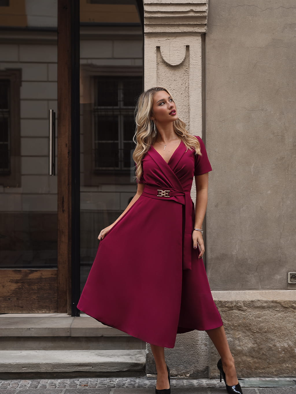 Sukienka rozkloszowana z paskiem ISABELLE- bordo