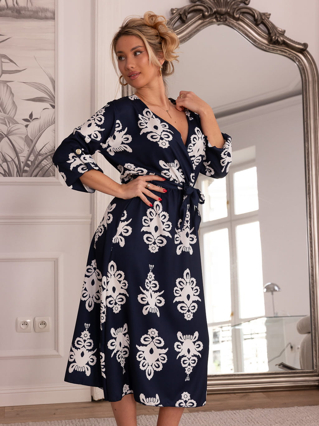 Sukienka kopertowa midi - ornament granat