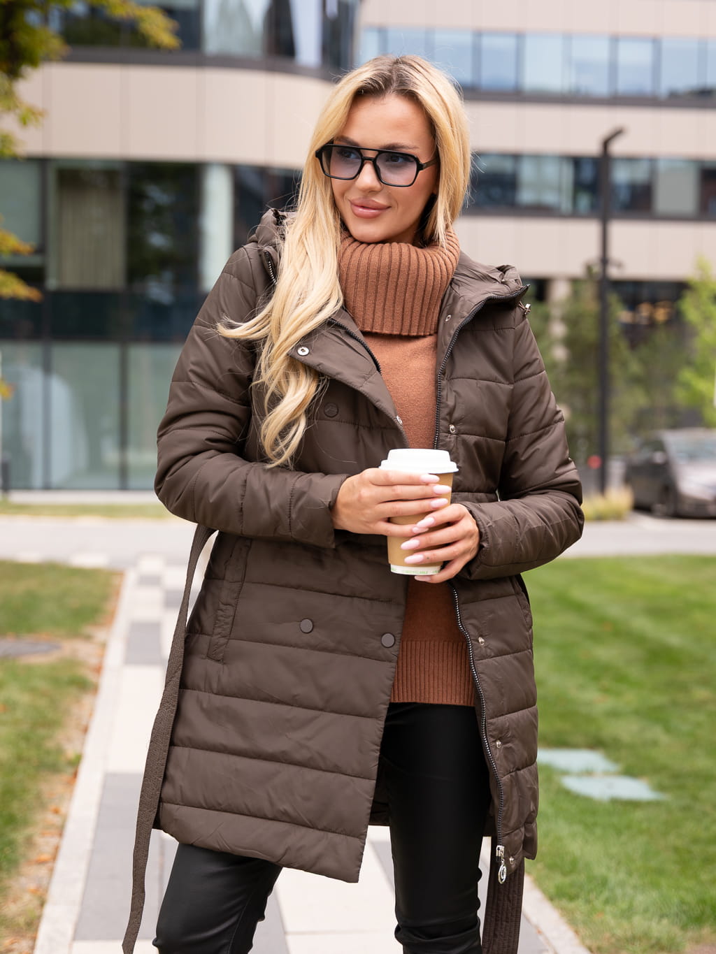 Długa KURTKA pikowana z guzikami DOLORES - coffee