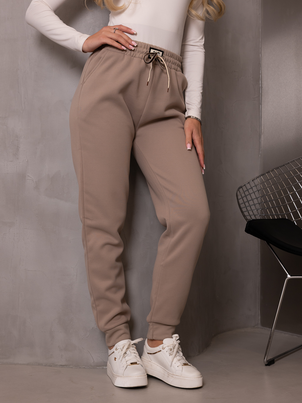 SPODNIE dresowe ze ściągaczem i naszywką MOANA - beż