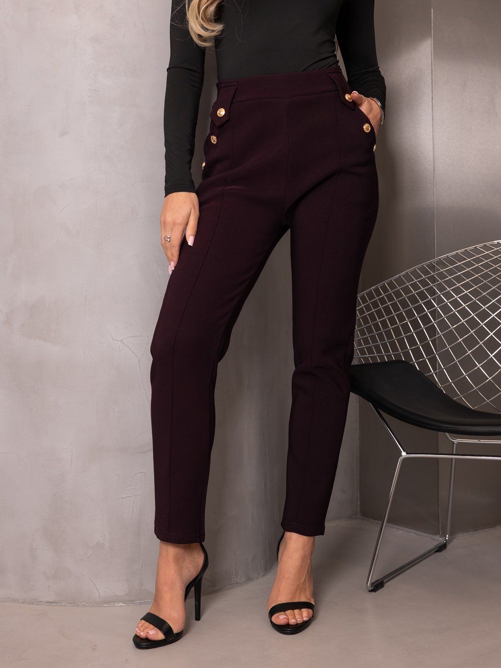 SPODNIE eleganckie ze złotymi guzikami CALISTA - bakłażan