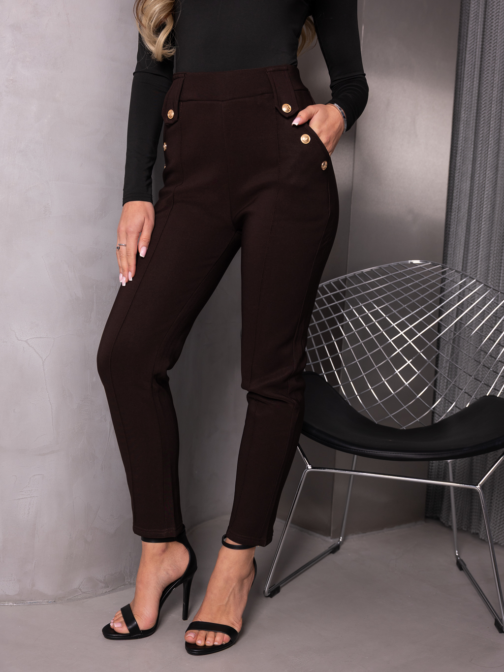 SPODNIE eleganckie ze złotymi guzikami CALISTA - czekolada