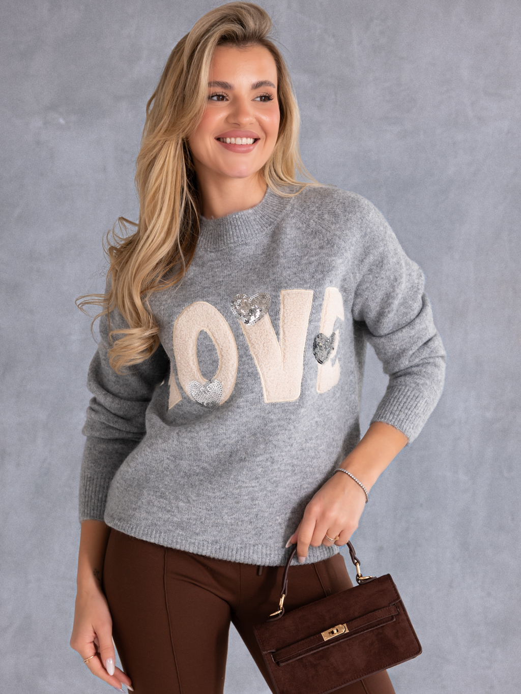 SWETER półgolf z napisem love i cekinami VALERIA - szary
